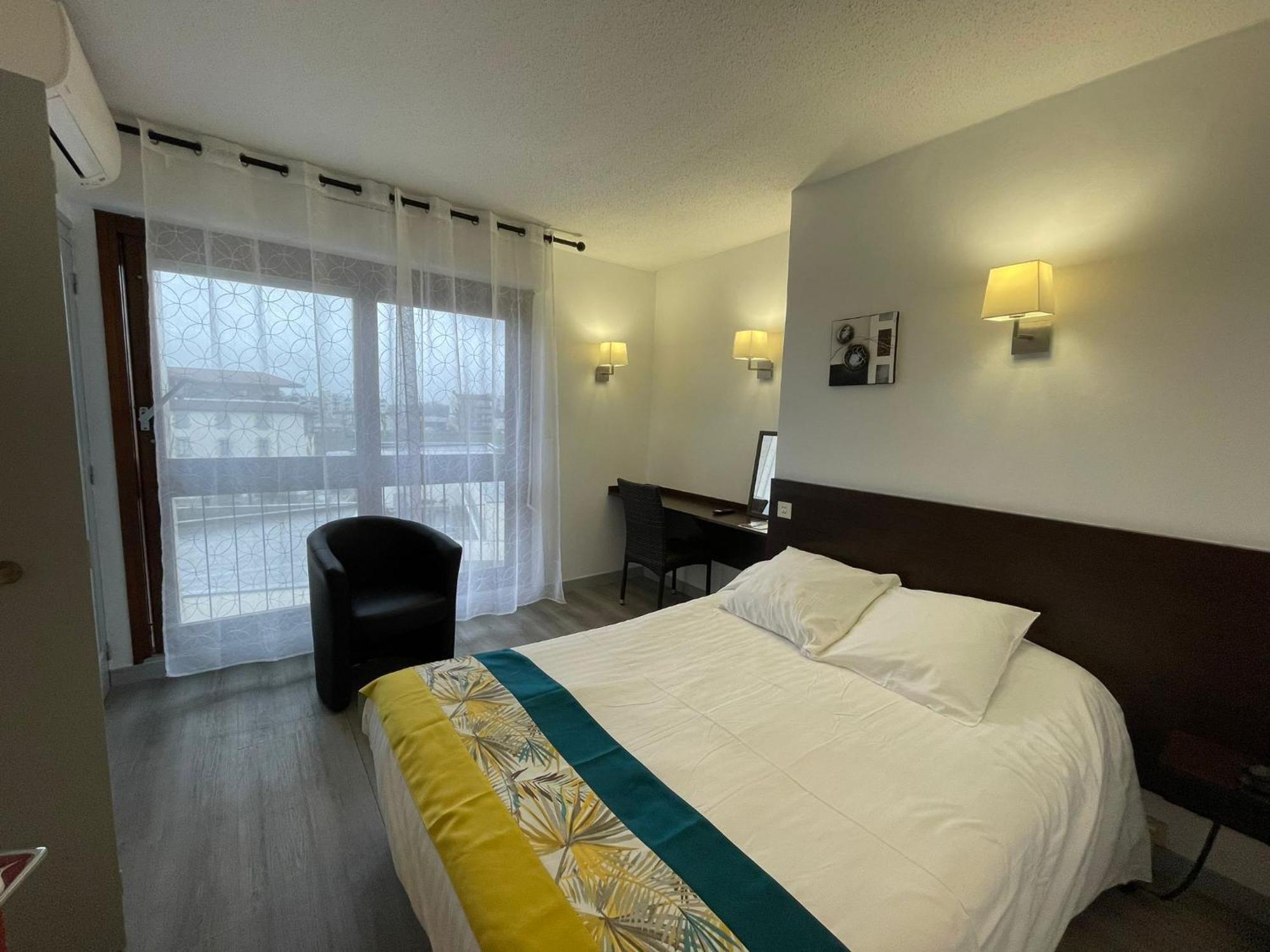 Hotel Le Vascon Dax Bagian luar foto