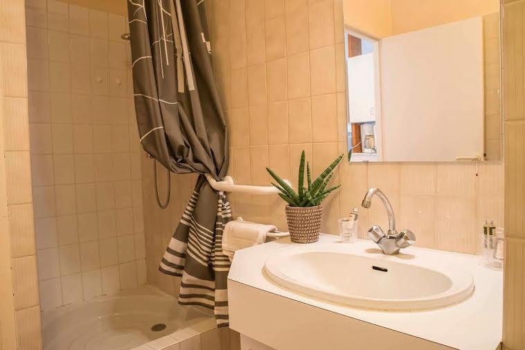 Hotel Le Vascon Dax Bagian luar foto